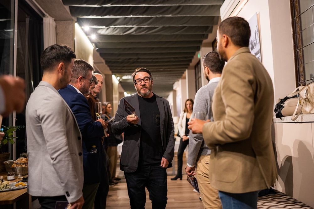 Ramón conversando con invitados durante un evento de cata