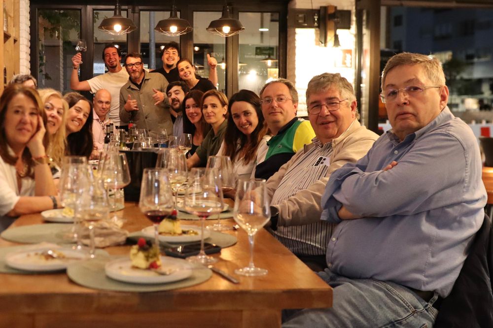 Grupo brindando con copas de vino durante una cena de maridaje