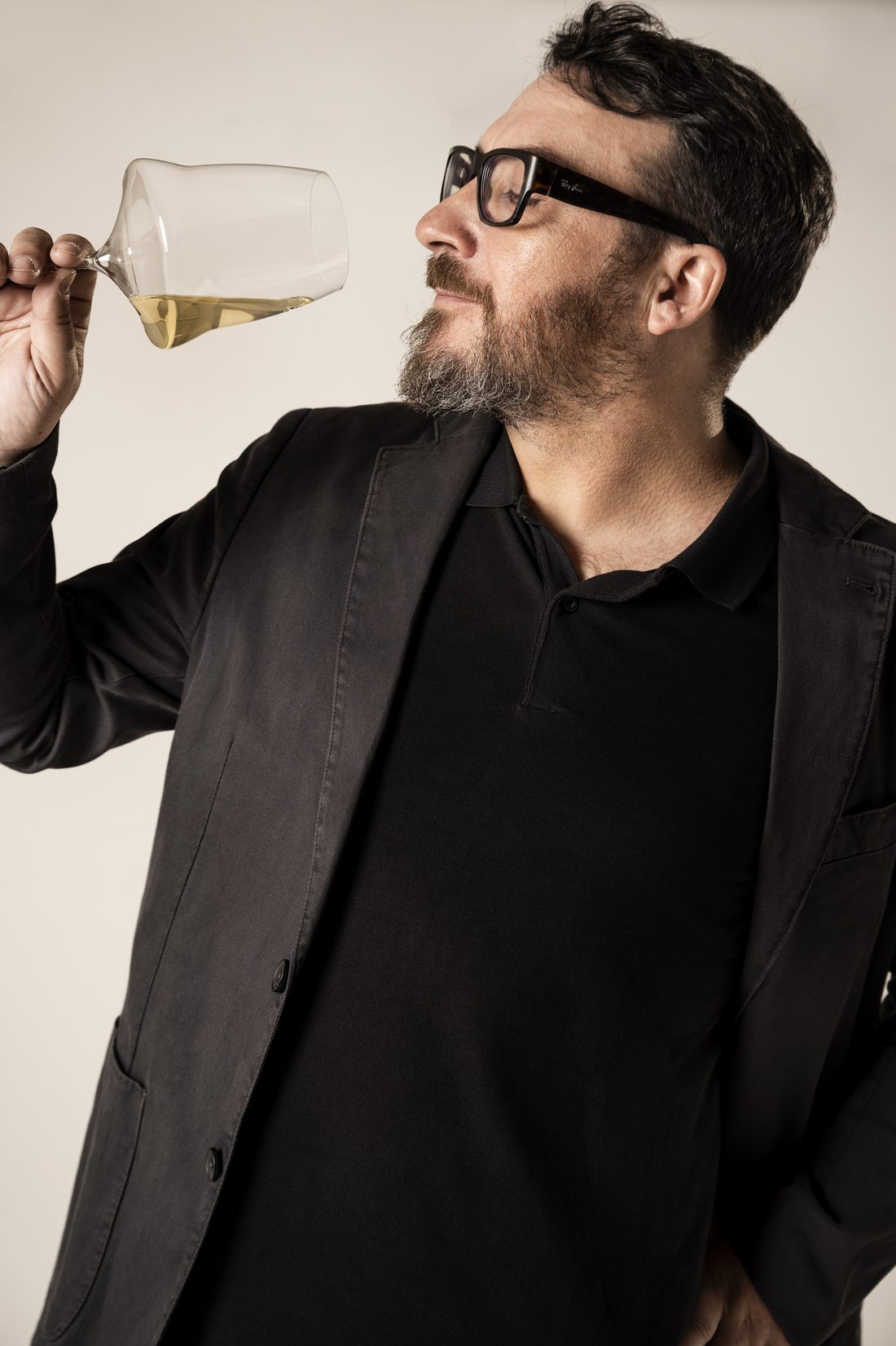 Ramón, sumiller de Vinos Estelares, catando una copa de vino